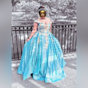 Heart shaped neckline,Sparkly blue ball gown/prom dress w gold designs. Size 2xL